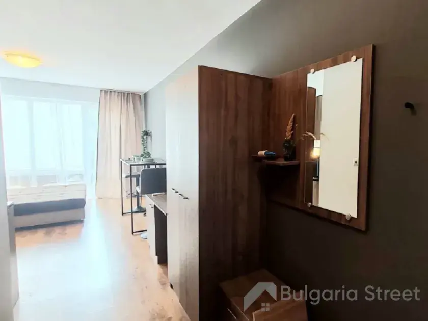 дзеркало та шафа