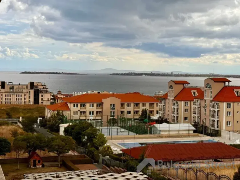 Вид із балкона: басейн та море.