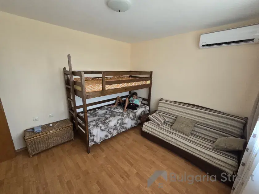 спальня, ліжко та диван