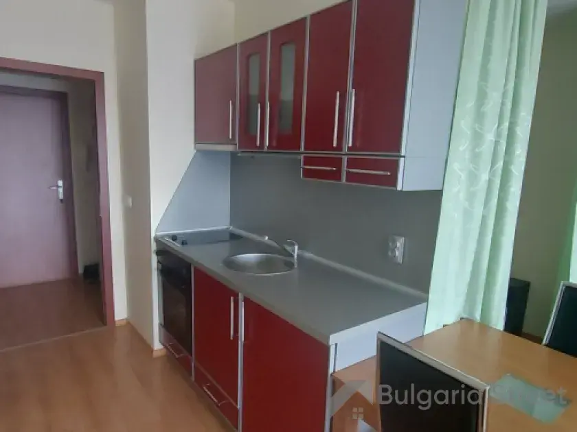 Кухонный гарнитур и обеденный стол