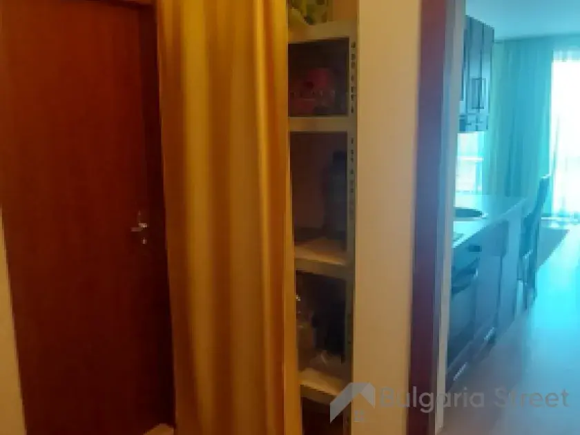 Прихожая со шкафом