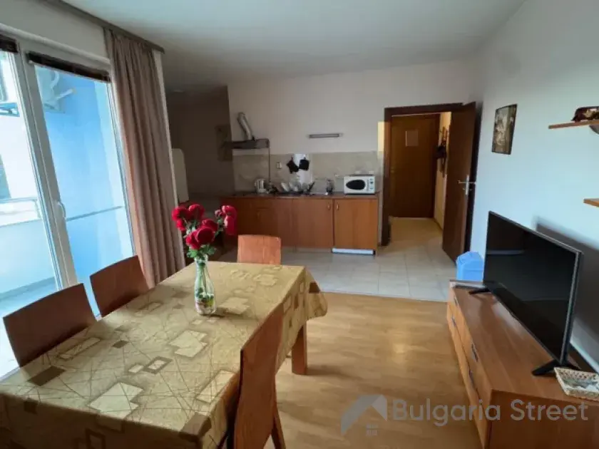 Студія, меблі та техніка