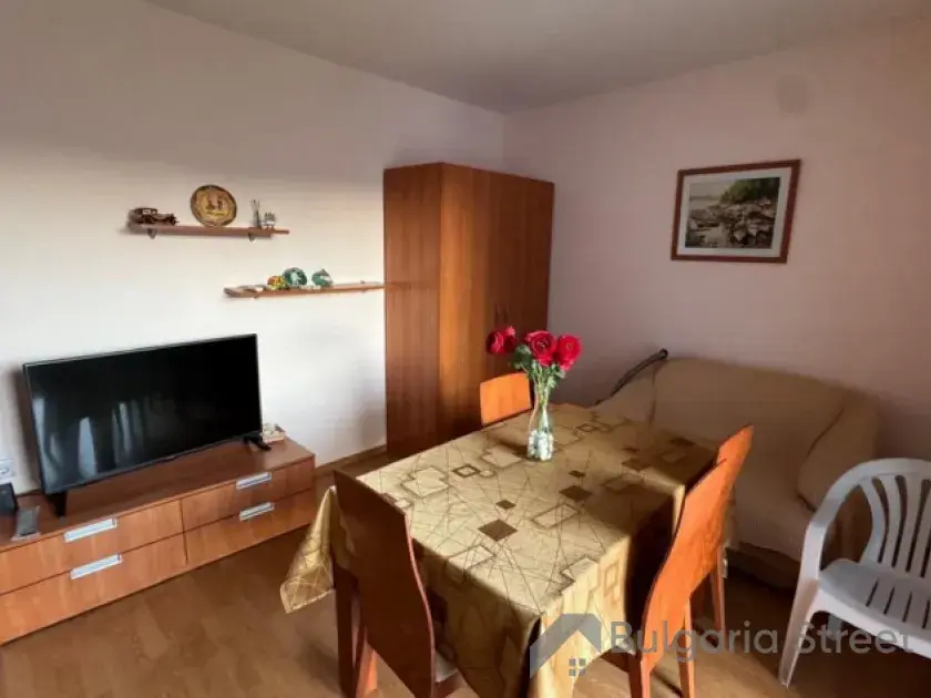 Студія, меблі та техніка