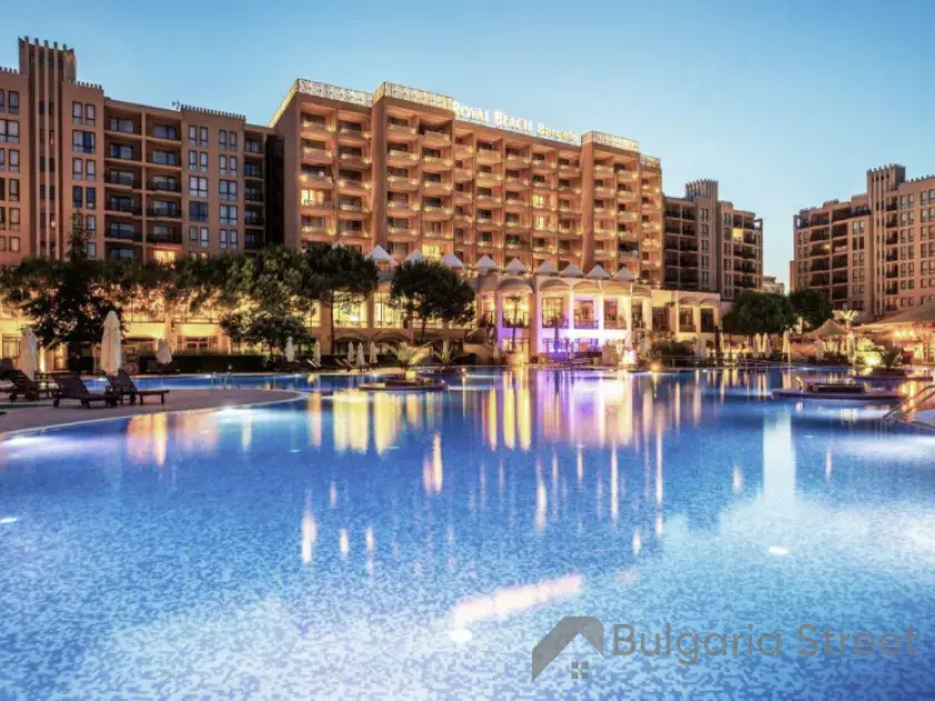 Бассейн и фасад комплекса Barcello Royal Beach