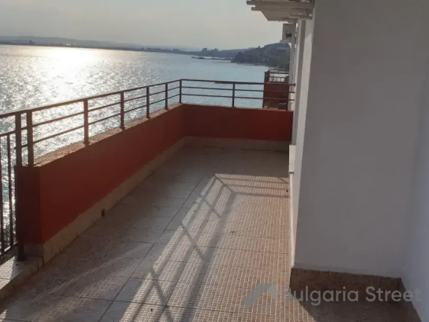 Фронтальний панорамний вид на море з тераси.