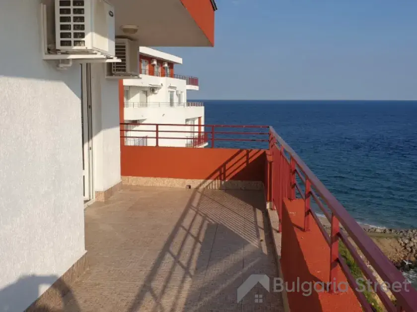 Фронтальний панорамний вид на море з тераси.