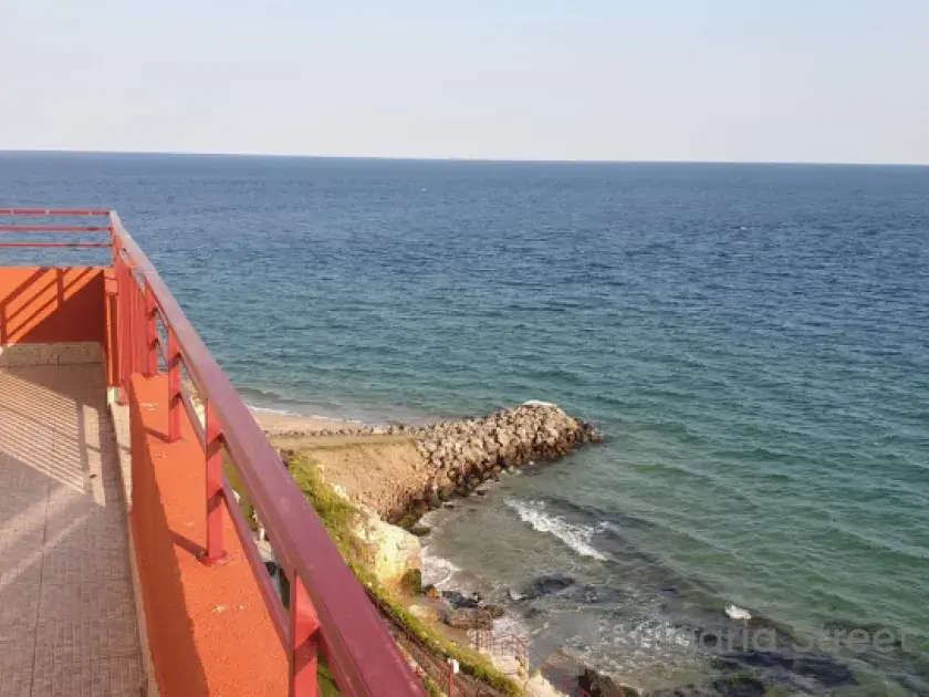 Фронтальний панорамний вид на море з тераси.
