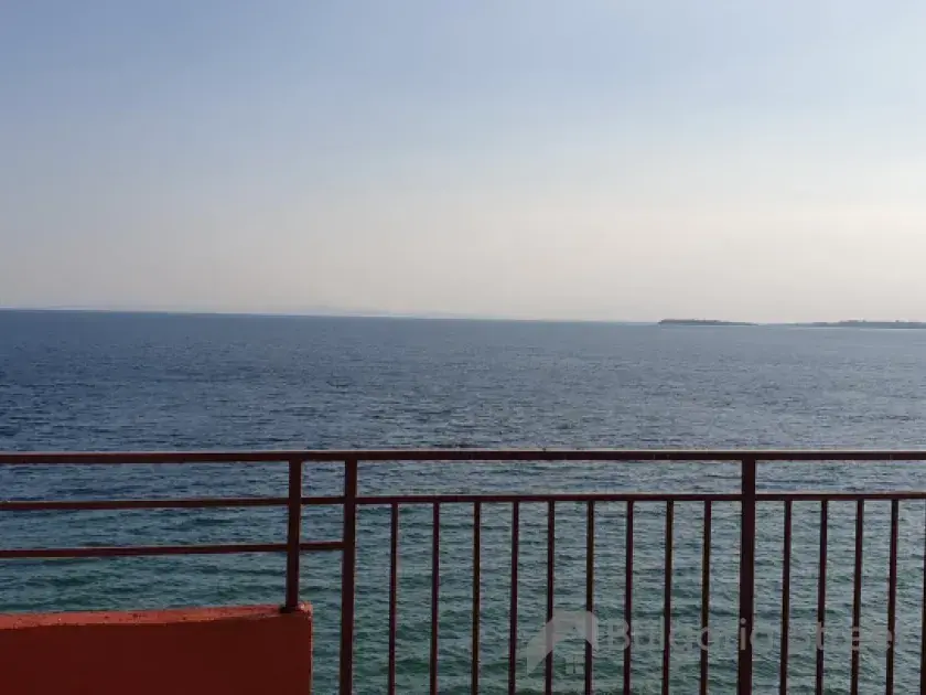 Фронтальний панорамний вид на море з тераси.