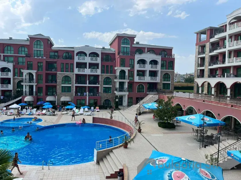 Комплекс Святой Георгий, територія, басейн