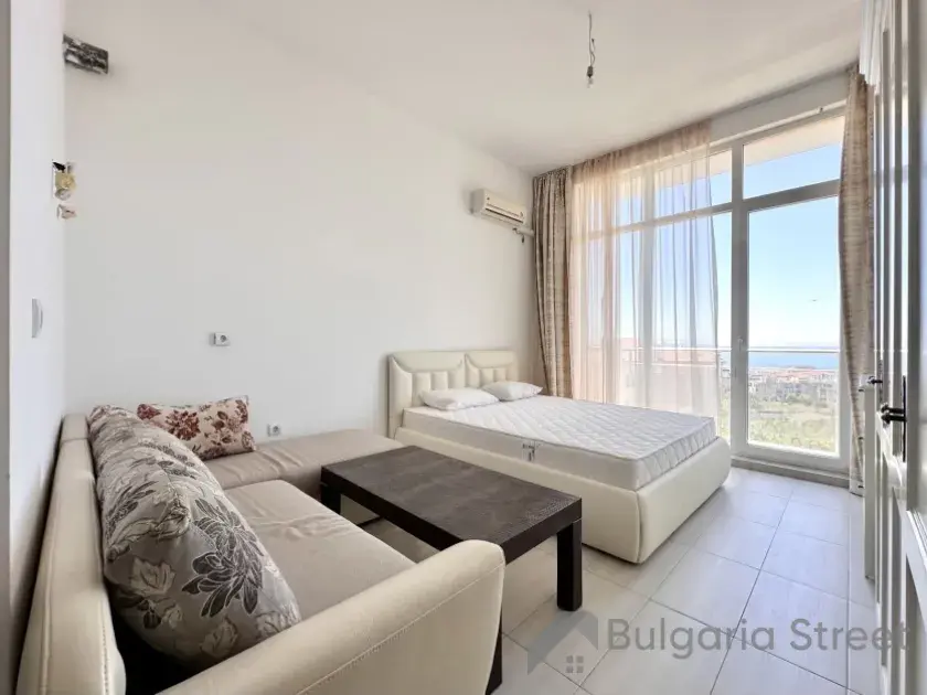 Студія Orhideya Residence: диван, ліжко, вид на море з вікна.