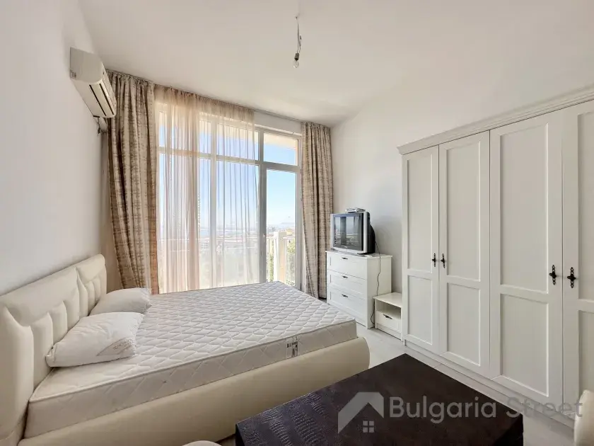 Студія Orhideya Residence: ліжко, шкаф, вікно