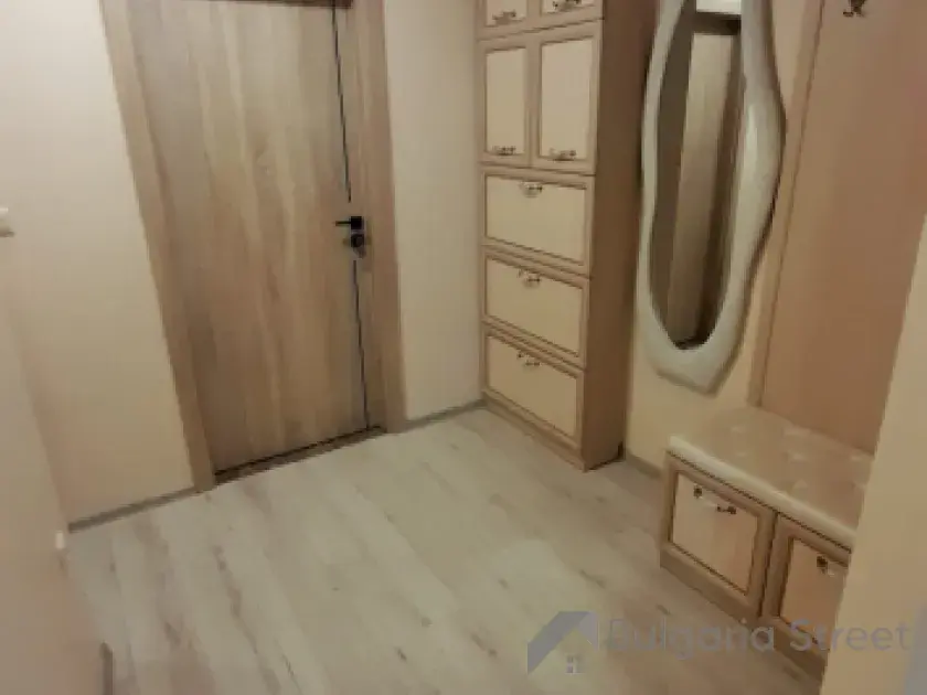 Прихожая со шкафом