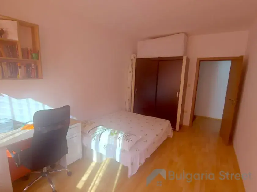 Шкаф и кровать