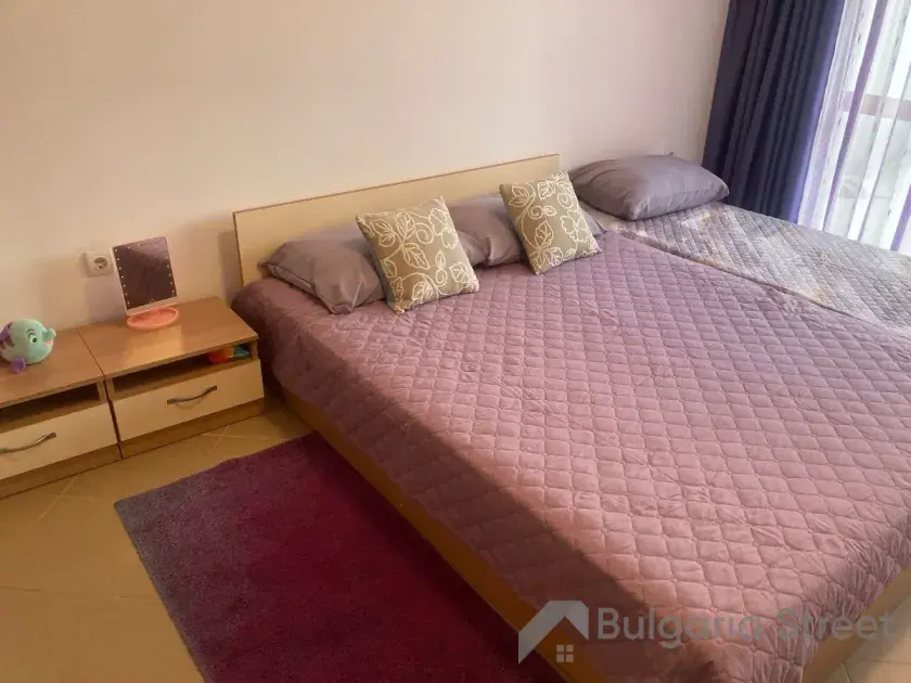 кровать в спальне