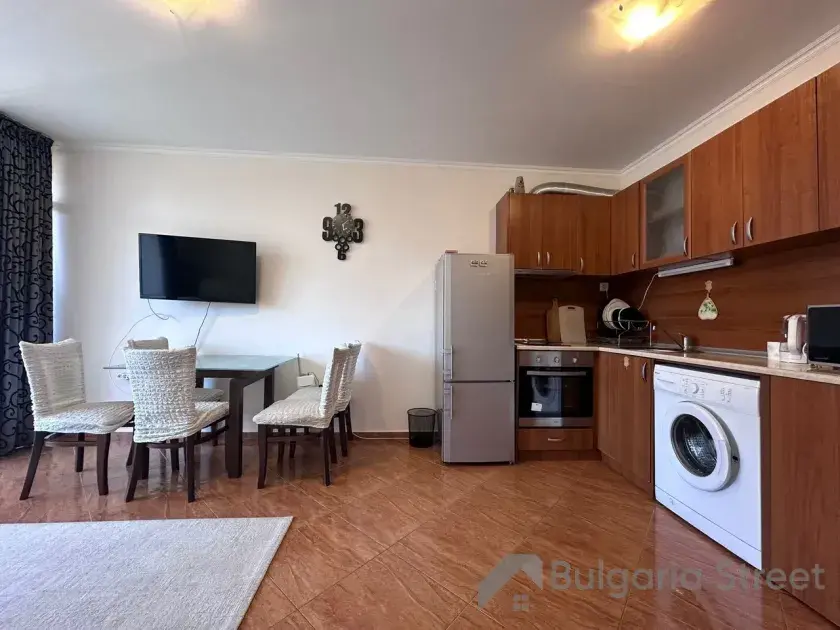 Helios | Трикімнатна квартира: вітальня, столова, кухня