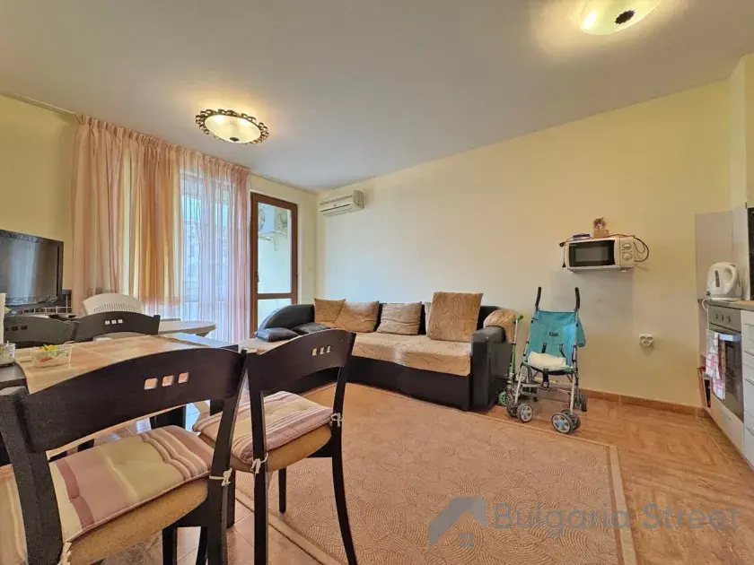 Royal Bay 2 | Двокімнатна квартира: вітальня, кухня