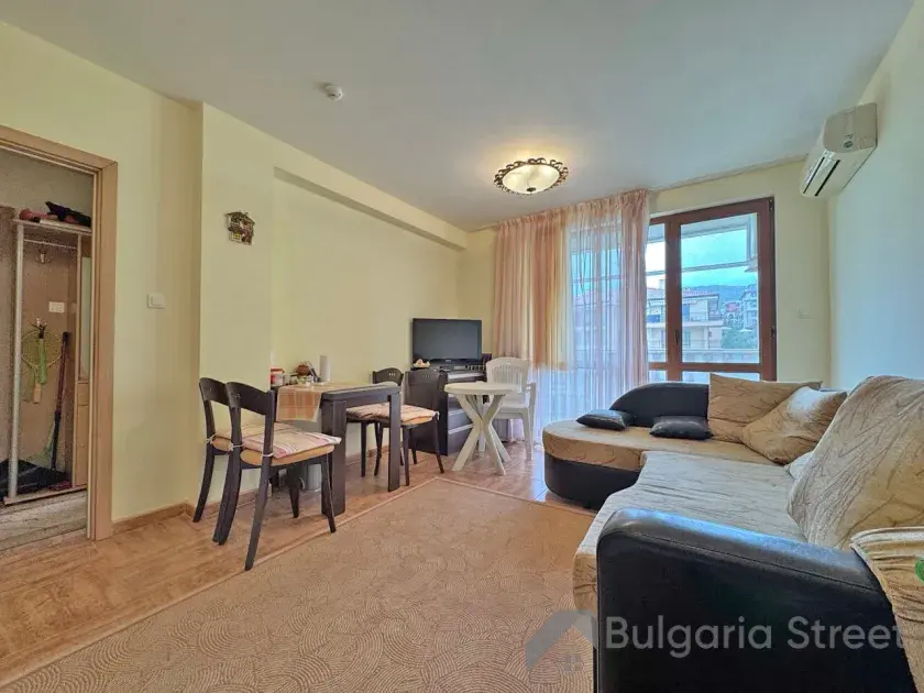 Royal Bay 2 | Двокімнатна квартира: вітальня, кухня