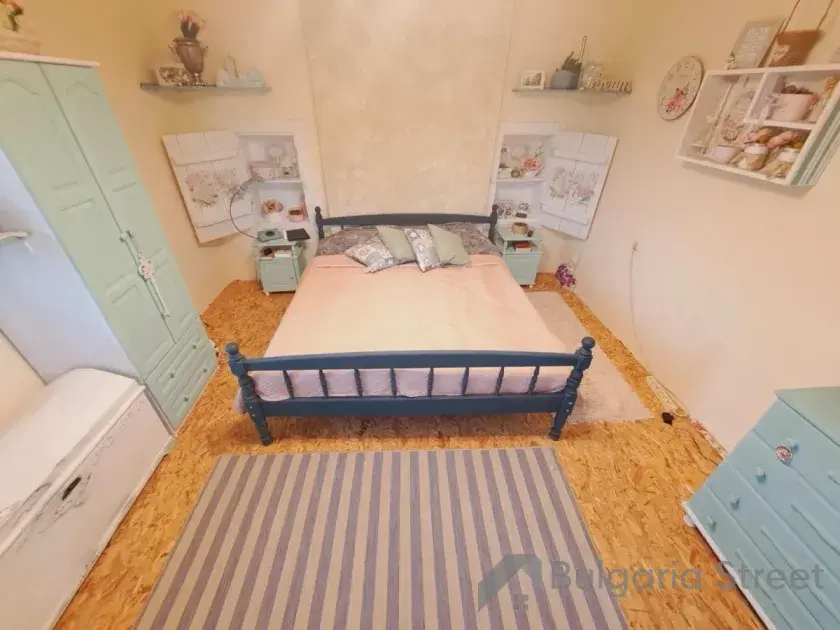 Кровать в спальне