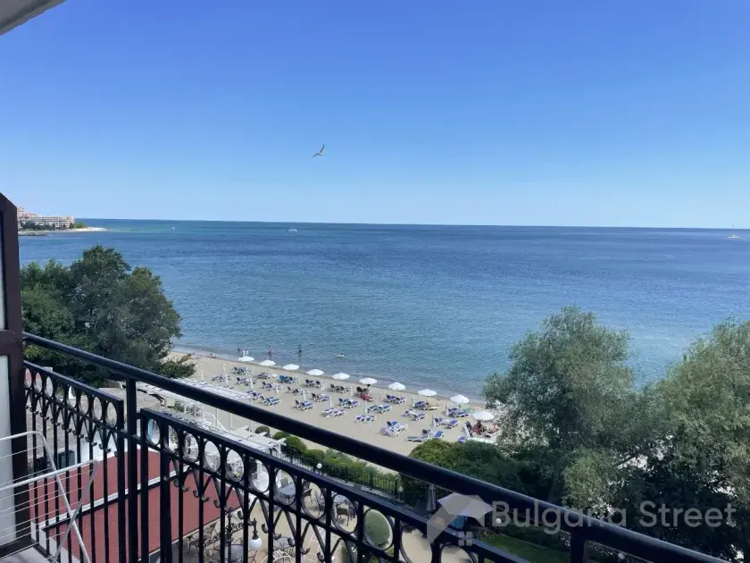 Панорамный вид на море и пляж