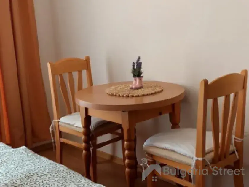 Обеденный стол и телевизор