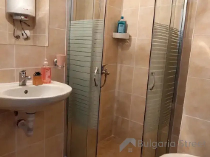 Ванная комната с душкой би Ной и туалетом