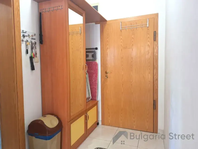Прихожая со шкафом