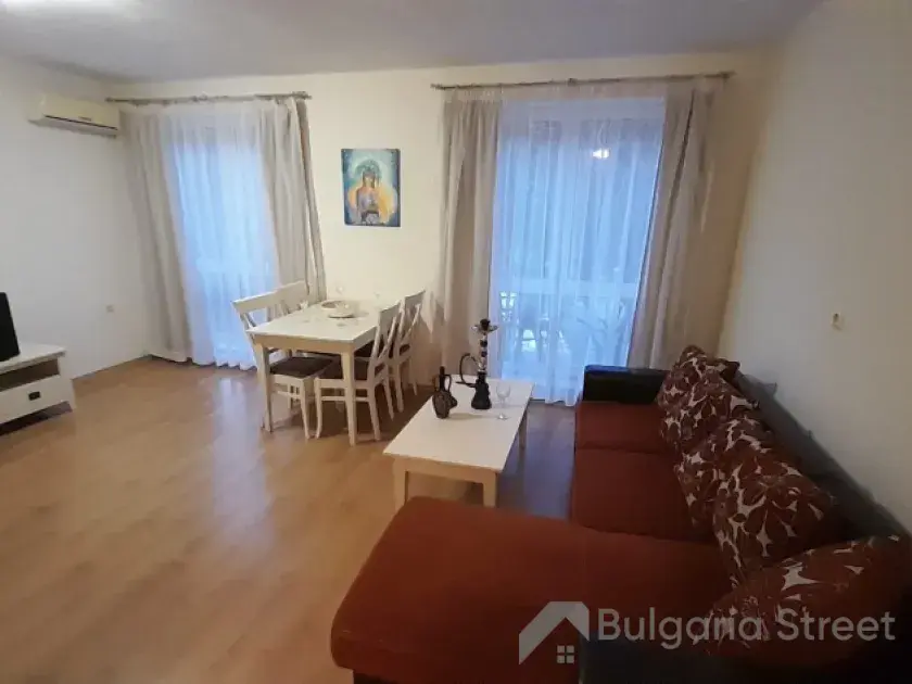 Диван и телевизор