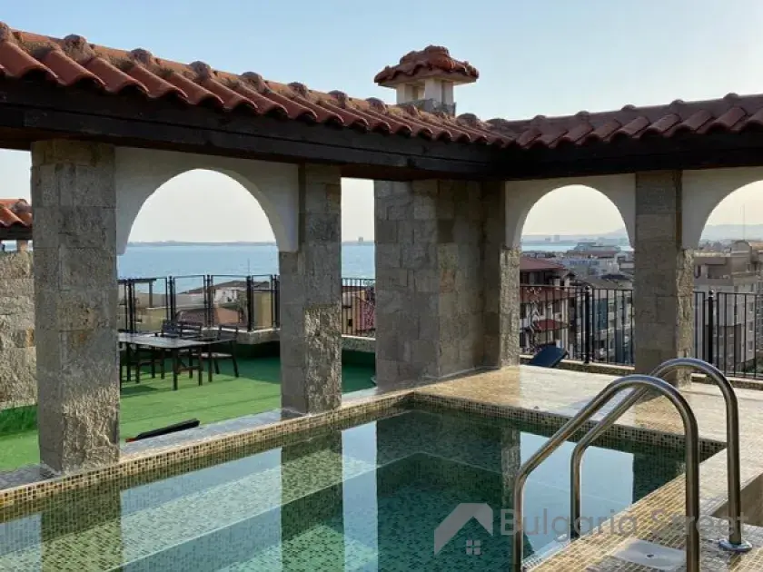 Marina Park | Житловий комплекс з обладнаним дахом, басейном та джакузі