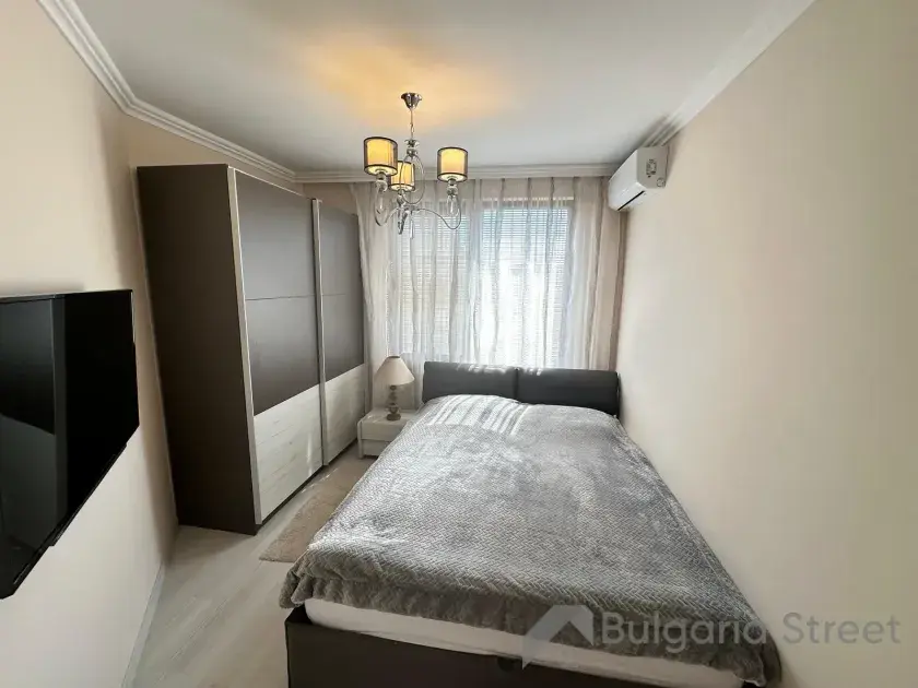 кровать в спальне