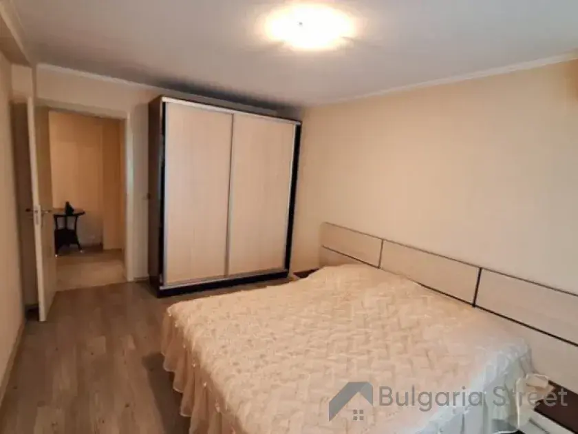 кровать в спальне