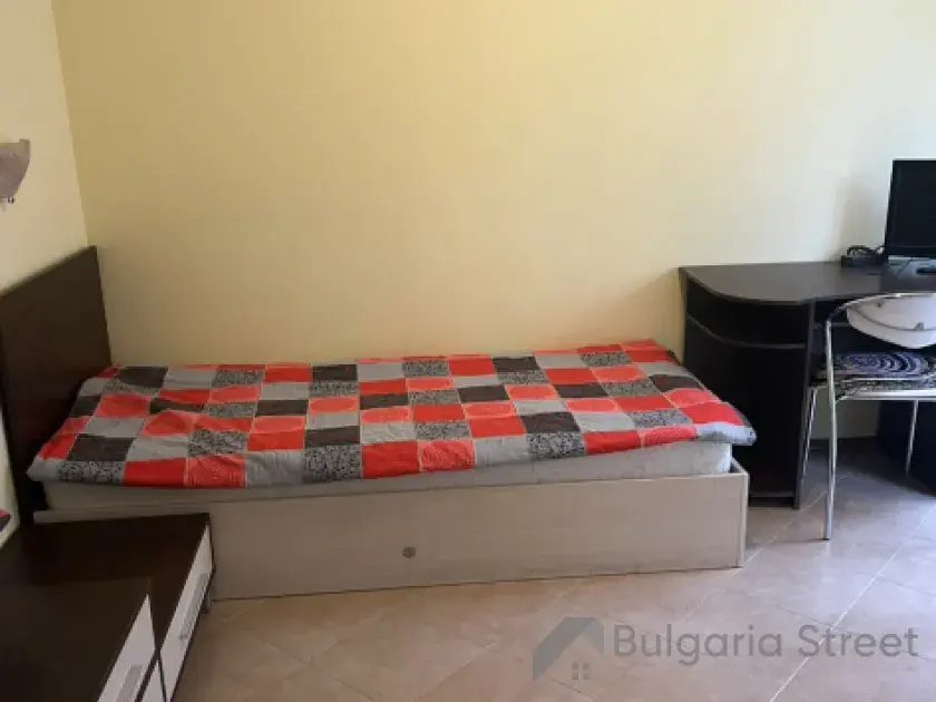 кровать в комнате