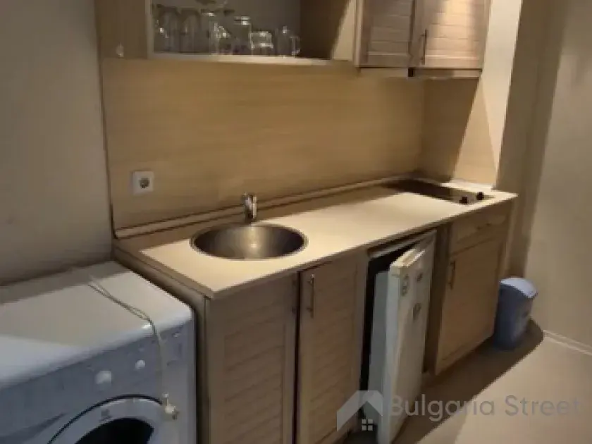 кухонная мебель и холодильник