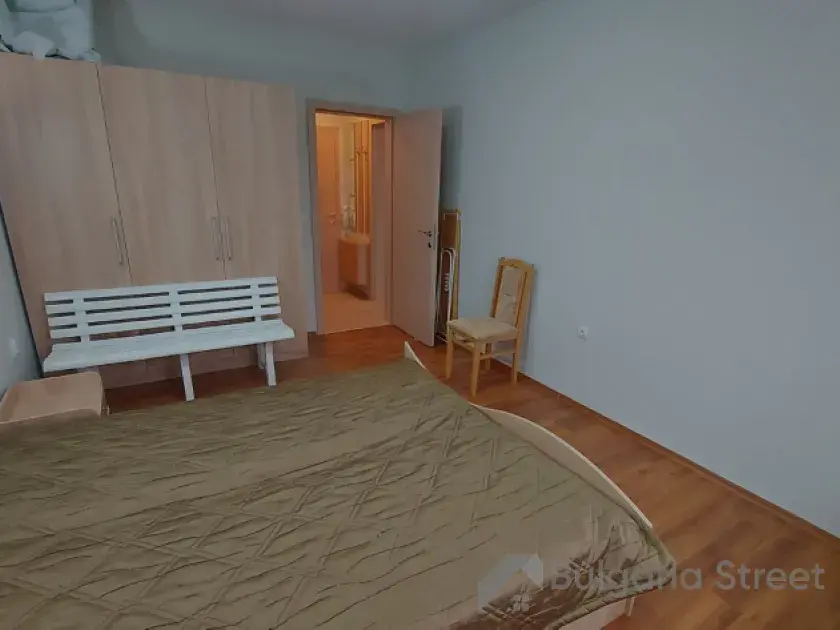кровать и шкаф в спальне