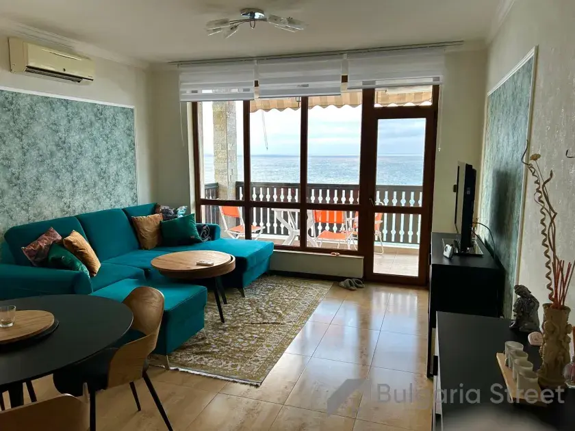 Tryavna Beach | Трикімнатна квартира на першій лінії — коли море стає частиною інтер’єру