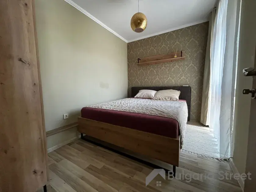 кровать в спальне