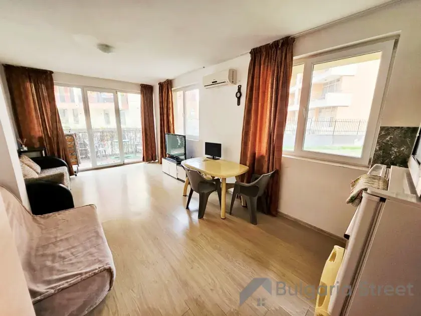 Sunny View Central | Студія з власним двориком біля басейну в Сонячному Березі