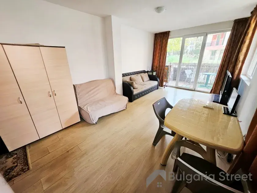 Sunny View Central | Студія з власним двориком біля басейну в Сонячному Березі
