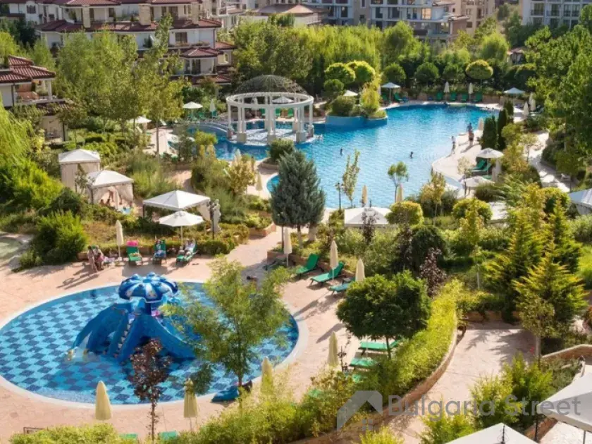 комплекс, территорія, бассейн