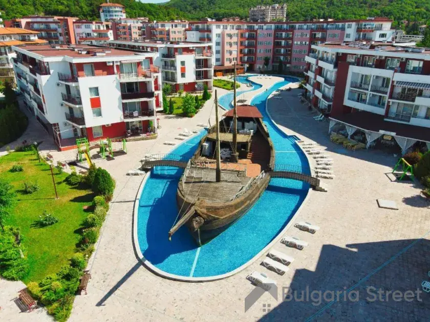 комплекс, территорія, бассейн
