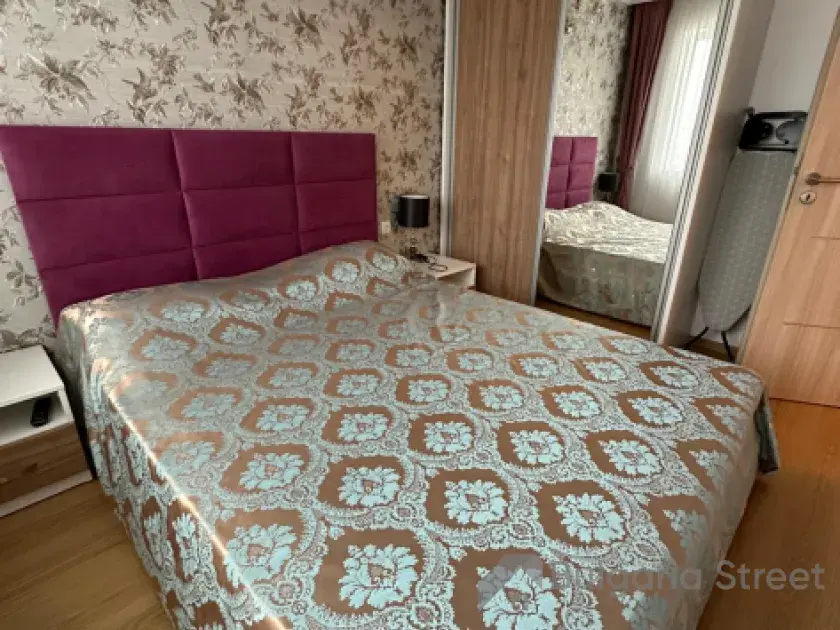кровать в спальне