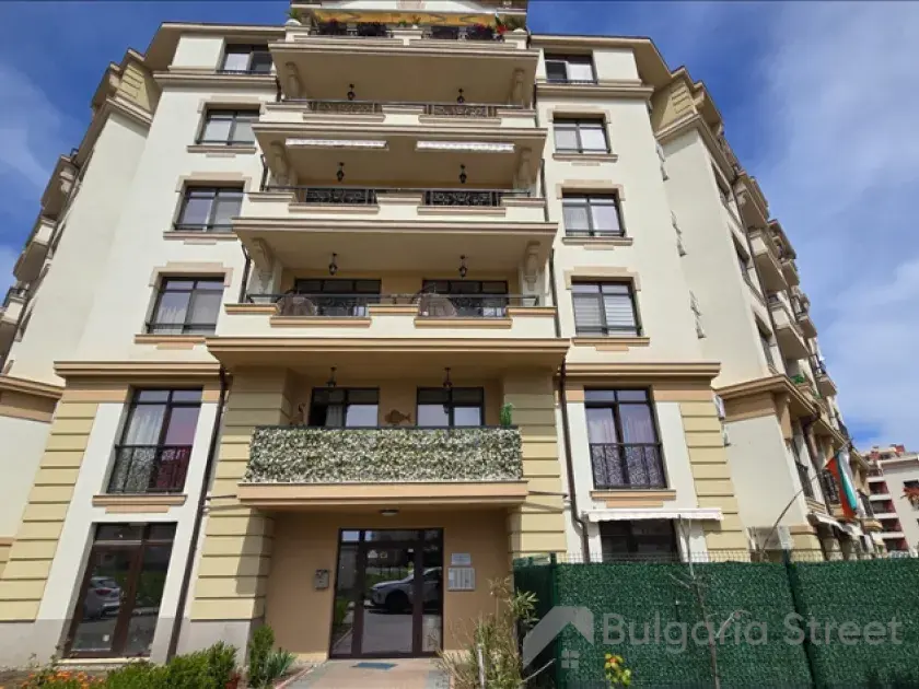 Простора квартира в серці Поморія