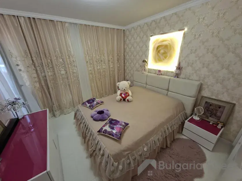 кровать в спальне