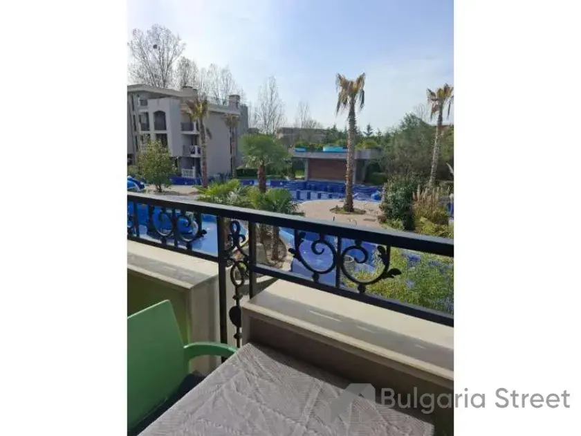 студія з видом на басейн