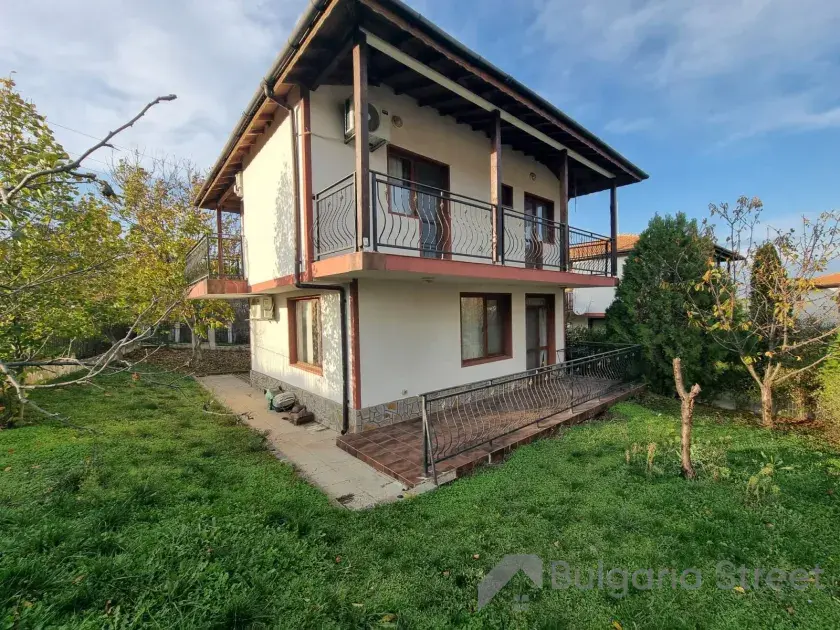 будинок із ділянкою поруч із морем у Болгарії