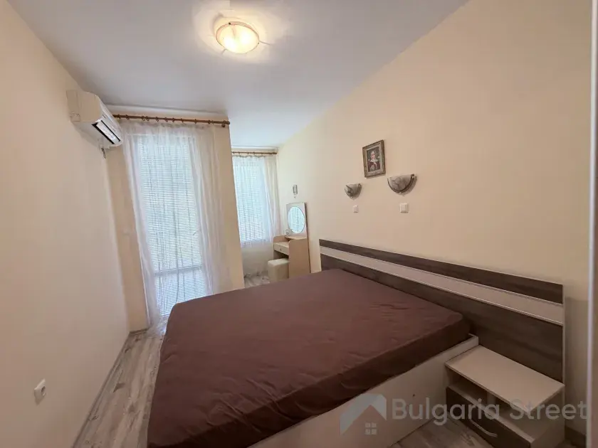 кровать в спальне